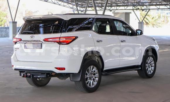 Sayi Na hannu Toyota Fortuner White Mota in Maseru a Maseru Sayi Na hannu Toyota Fortuner White Mota in Maseru a Maseru