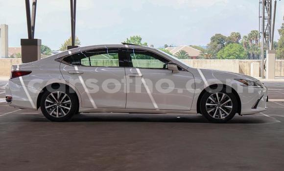 Sayi Na hannu Lexus ES White Mota in Maseru a Maseru Sayi Na hannu Lexus ES White Mota in Maseru a Maseru