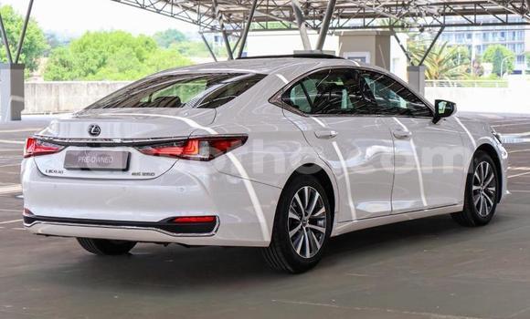 Sayi Na hannu Lexus ES White Mota in Maseru a Maseru Sayi Na hannu Lexus ES White Mota in Maseru a Maseru