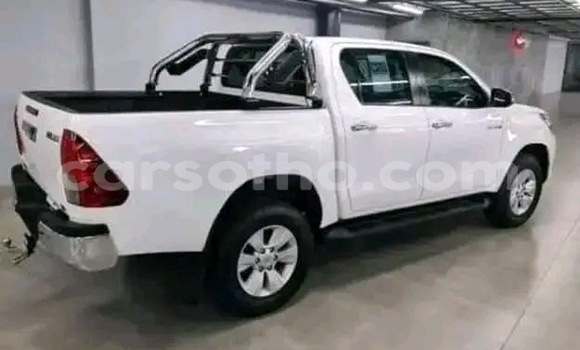 Sayi Na hannu Toyota Hilux Silver Mota in Maseru a Maseru