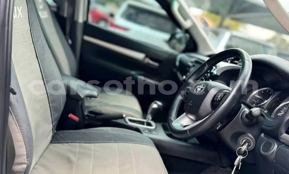 Sayi Na hannu Toyota Hilux Silver Mota in Maseru a Maseru Sayi Na hannu Toyota Hilux Silver Mota in Maseru a Maseru