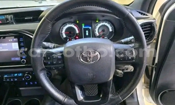 Sayi Na hannu Toyota Hilux White Mota in Maseru a Maseru Sayi Na hannu Toyota Hilux White Mota in Maseru a Maseru