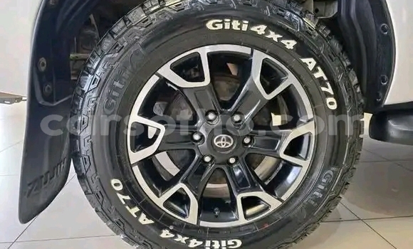 Sayi Na hannu Toyota Hilux White Mota in Maseru a Maseru Sayi Na hannu Toyota Hilux White Mota in Maseru a Maseru