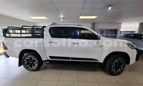 Sayi Na hannu Toyota Hilux White Mota in Maseru a Maseru Sayi Na hannu Toyota Hilux White Mota in Maseru a Maseru