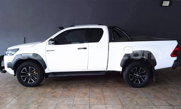 Sayi Na hannu Toyota Hilux White Mota in Maseru a Maseru Sayi Na hannu Toyota Hilux White Mota in Maseru a Maseru