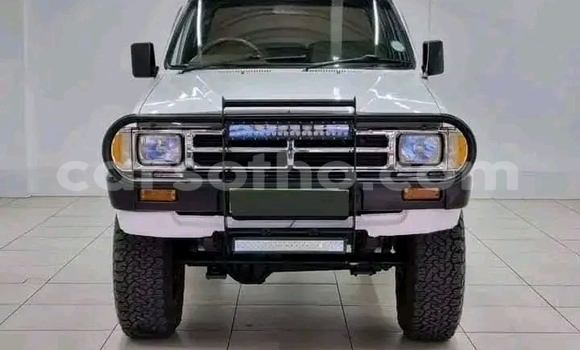 اشتري مستعمل Toyota Hilux White سيارة في Maseru في Maseru