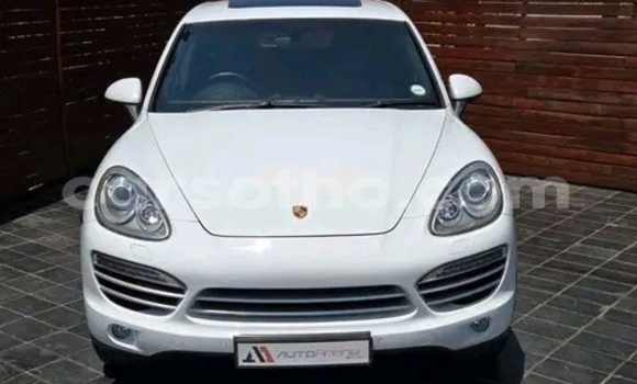 Sayi Na hannu Porsche Cayenne White Mota in Maseru a Maseru