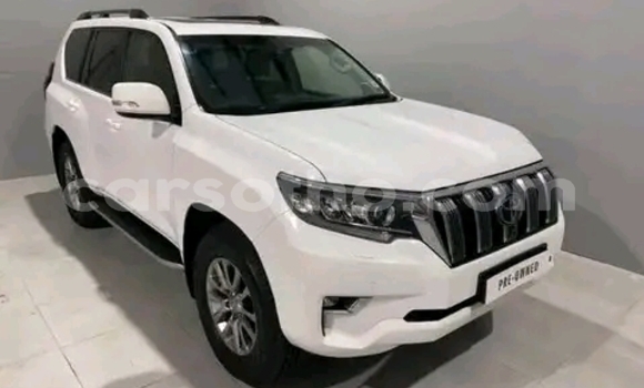 Sayi Na hannu Toyota Land Cruiser Prado White Mota in Maseru a Maseru Sayi Na hannu Toyota Land Cruiser Prado White Mota in Maseru a Maseru