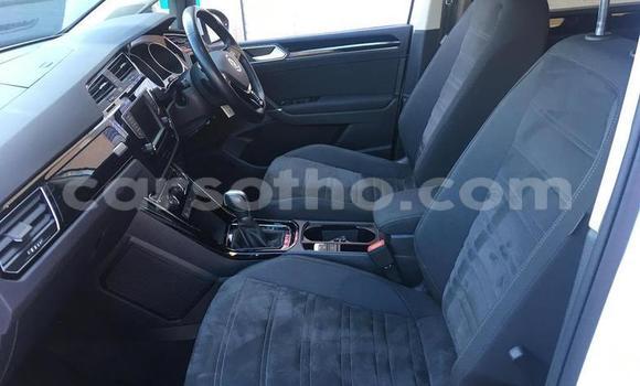 Sayi Na hannu Volkswagen Touran White Mota in Peka a Leribe Sayi Na hannu Volkswagen Touran White Mota in Peka a Leribe