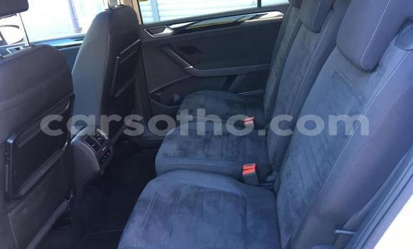 Sayi Na hannu Volkswagen Touran White Mota in Peka a Leribe Sayi Na hannu Volkswagen Touran White Mota in Peka a Leribe