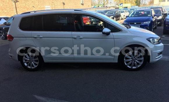 Sayi Na hannu Volkswagen Touran White Mota in Peka a Leribe Sayi Na hannu Volkswagen Touran White Mota in Peka a Leribe