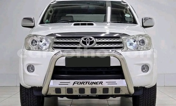 Sayi Na hannu Toyota Fortuner White Mota in Maseru a Maseru