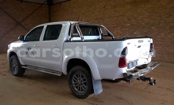 Sayi Na hannu Toyota Hilux White Mota in Maseru a Maseru