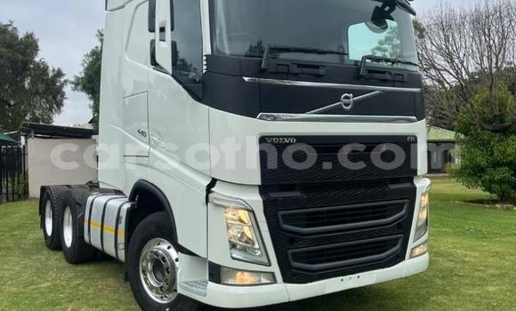Sayi Na hannu Volvo F4 White Babbar mota in Maseru a Maseru