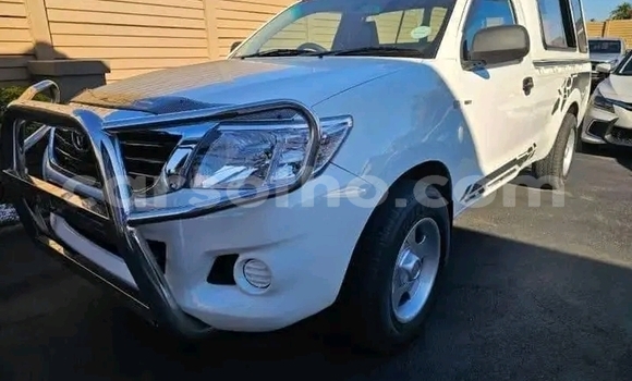 Sayi Na hannu Toyota Hilux White Mota in Maseru a Maseru Sayi Na hannu Toyota Hilux White Mota in Maseru a Maseru