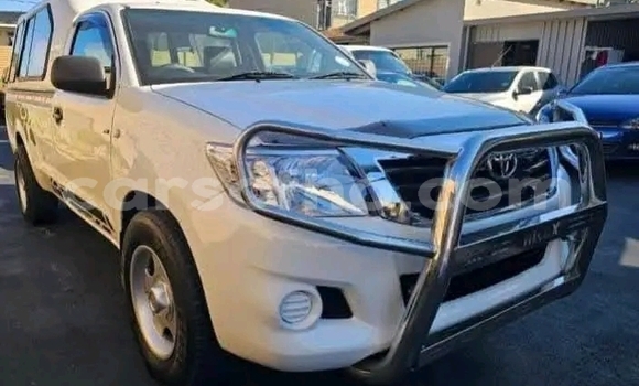 Sayi Na hannu Toyota Hilux White Mota in Maseru a Maseru Sayi Na hannu Toyota Hilux White Mota in Maseru a Maseru