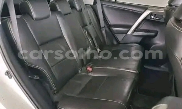اشتري مستعمل Toyota RAV4 White سيارة في Maseru في Maseru اشتري مستعمل Toyota RAV4 White سيارة في Maseru في Maseru