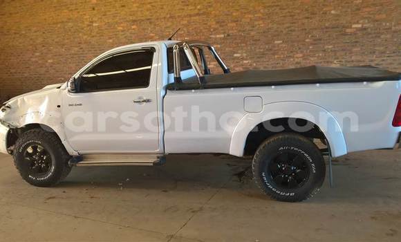 اشتري مستعمل Toyota Hilux White سيارة في Maseru في Maseru