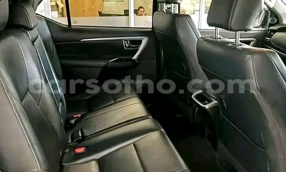 Sayi Na hannu Toyota Hilux Silver Mota in Maseru a Maseru Sayi Na hannu Toyota Hilux Silver Mota in Maseru a Maseru