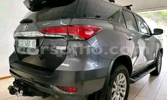 Sayi Na hannu Toyota Hilux Silver Mota in Maseru a Maseru Sayi Na hannu Toyota Hilux Silver Mota in Maseru a Maseru