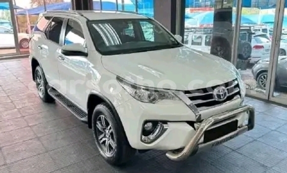 Sayi Na hannu Toyota Fortuner White Mota in Maseru a Maseru Sayi Na hannu Toyota Fortuner White Mota in Maseru a Maseru