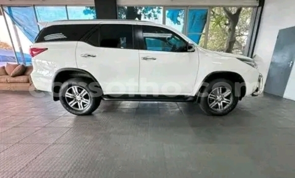 Sayi Na hannu Toyota Fortuner White Mota in Maseru a Maseru Sayi Na hannu Toyota Fortuner White Mota in Maseru a Maseru