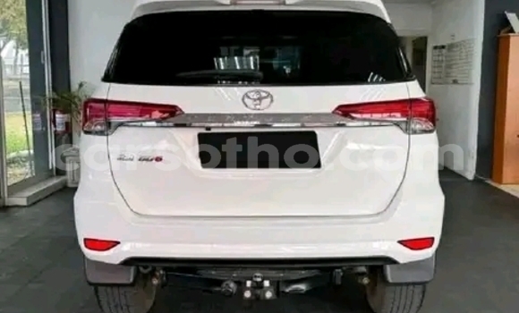 Sayi Na hannu Toyota Fortuner White Mota in Maseru a Maseru Sayi Na hannu Toyota Fortuner White Mota in Maseru a Maseru