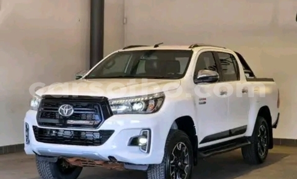 Sayi Na hannu Toyota Hilux White Mota in Maseru a Maseru