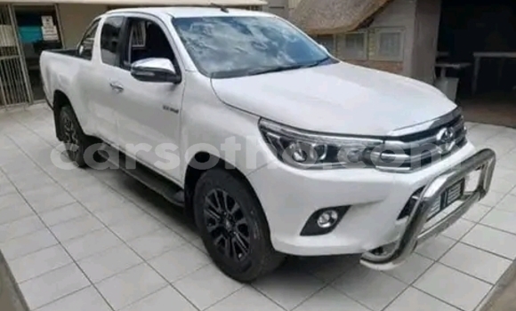 Sayi Na hannu Toyota Hilux White Mota in Maseru a Maseru