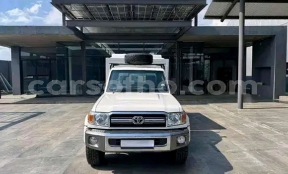 Sayi Na hannu Toyota Land Cruiser White Mota in Maseru a Maseru Sayi Na hannu Toyota Land Cruiser White Mota in Maseru a Maseru