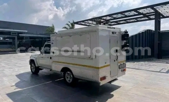 Buy Used Toyota Land Cruiser White Car in Maseru in Maseru Buy Used Toyota Land Cruiser White Car in Maseru in Maseru
