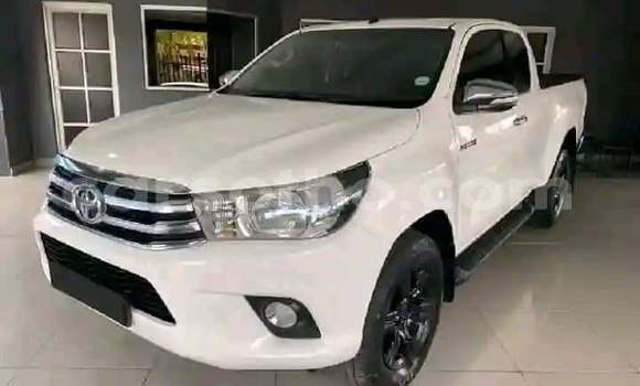 Sayi Na hannu Toyota Hilux White Mota in Maseru a Maseru Sayi Na hannu Toyota Hilux White Mota in Maseru a Maseru