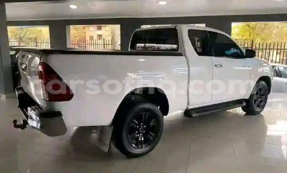 Sayi Na hannu Toyota Hilux White Mota in Maseru a Maseru Sayi Na hannu Toyota Hilux White Mota in Maseru a Maseru