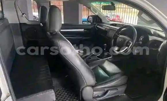 Sayi Na hannu Toyota Hilux White Mota in Maseru a Maseru Sayi Na hannu Toyota Hilux White Mota in Maseru a Maseru