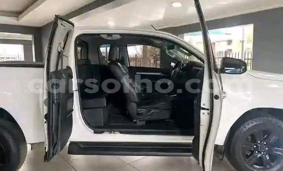 Sayi Na hannu Toyota Hilux White Mota in Maseru a Maseru Sayi Na hannu Toyota Hilux White Mota in Maseru a Maseru