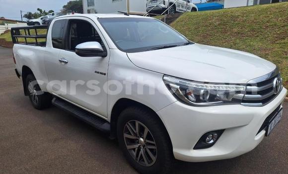 اشتري مستعمل Toyota Hilux White سيارة في Maseru في Maseru