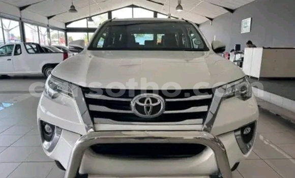 Sayi Na hannu Toyota Fortuner White Mota in Maseru a Maseru