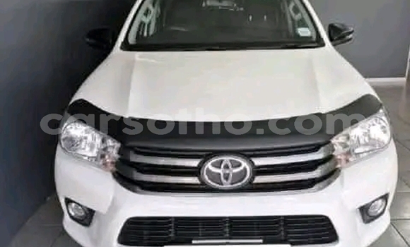 اشتري مستعمل Toyota Hilux White سيارة في Maseru في Maseru