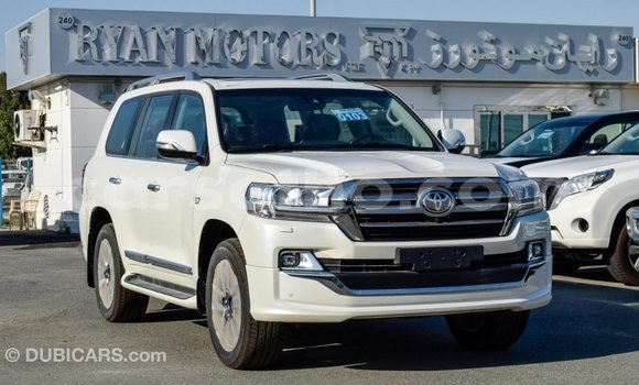 Sayi Imported Toyota Land Cruiser White Mota in Import - Dubai a Maseru Sayi Imported Toyota Land Cruiser White Mota in Import - Dubai a Maseru
