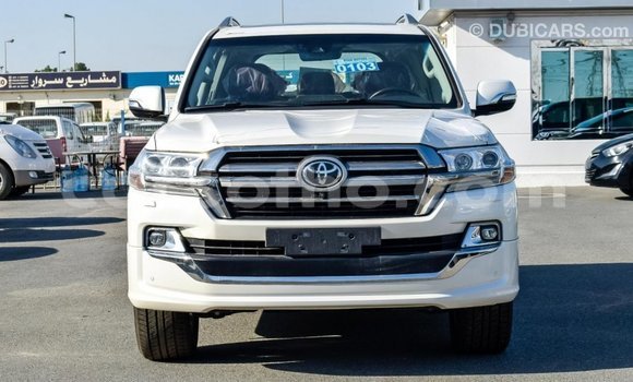 Sayi Imported Toyota Land Cruiser White Mota in Import - Dubai a Maseru Sayi Imported Toyota Land Cruiser White Mota in Import - Dubai a Maseru