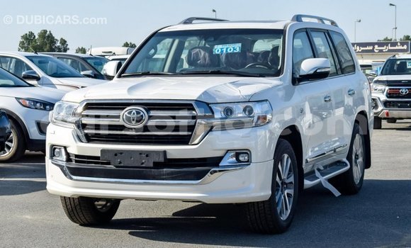 Sayi Imported Toyota Land Cruiser White Mota in Import - Dubai a Maseru Sayi Imported Toyota Land Cruiser White Mota in Import - Dubai a Maseru