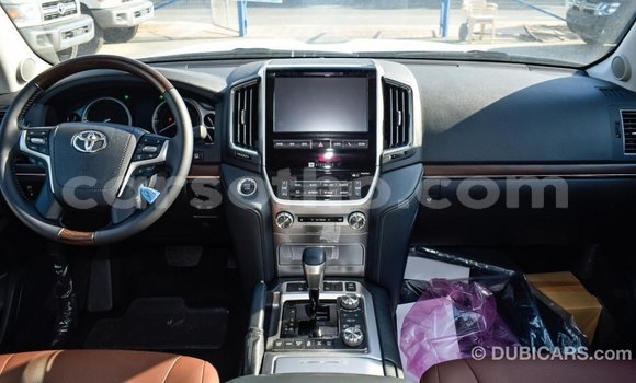 Sayi Imported Toyota Land Cruiser White Mota in Import - Dubai a Maseru Sayi Imported Toyota Land Cruiser White Mota in Import - Dubai a Maseru