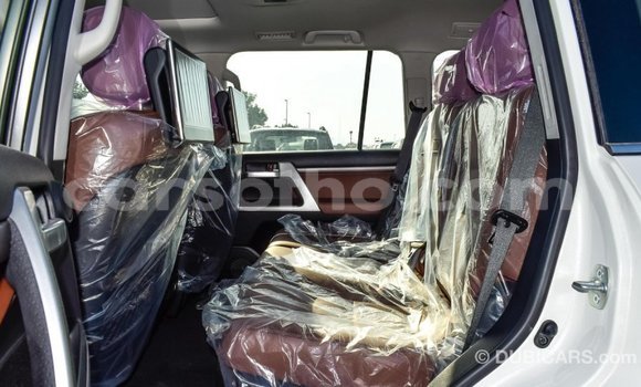 Sayi Imported Toyota Land Cruiser White Mota in Import - Dubai a Maseru Sayi Imported Toyota Land Cruiser White Mota in Import - Dubai a Maseru