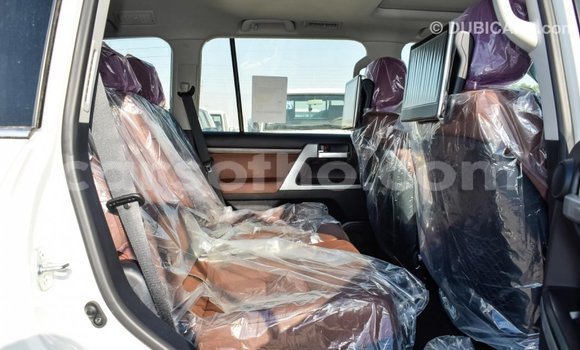 Sayi Imported Toyota Land Cruiser White Mota in Import - Dubai a Maseru Sayi Imported Toyota Land Cruiser White Mota in Import - Dubai a Maseru