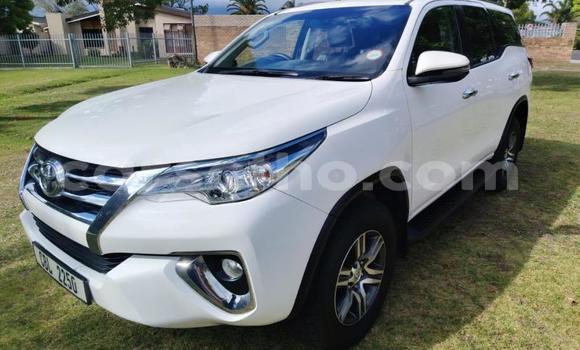 Sayi Na hannu Toyota Fortuner White Mota in Maseru a Maseru