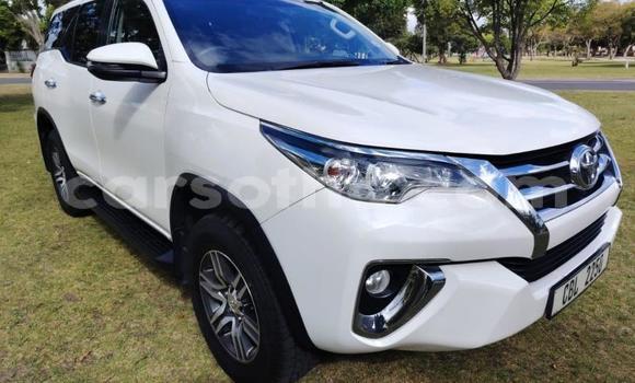 Acheter Occasion Voiture Toyota Fortuner Blanc à Maseru, Maseru Acheter Occasion Voiture Toyota Fortuner Blanc à Maseru, Maseru