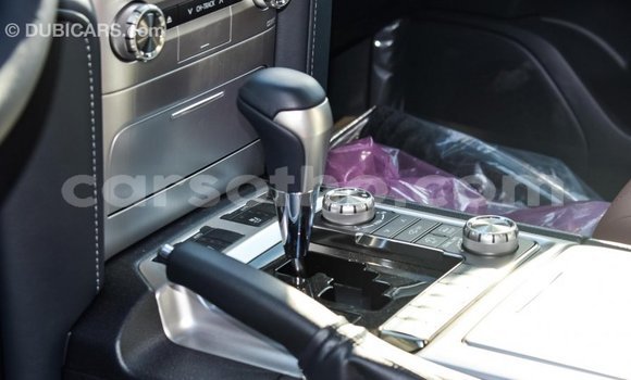 Sayi Imported Toyota Land Cruiser White Mota in Import - Dubai a Maseru Sayi Imported Toyota Land Cruiser White Mota in Import - Dubai a Maseru