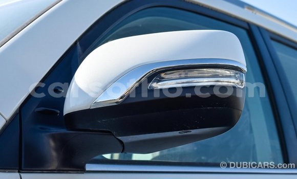 Sayi Imported Toyota Land Cruiser White Mota in Import - Dubai a Maseru Sayi Imported Toyota Land Cruiser White Mota in Import - Dubai a Maseru