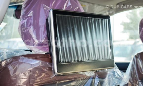 Sayi Imported Toyota Land Cruiser White Mota in Import - Dubai a Maseru Sayi Imported Toyota Land Cruiser White Mota in Import - Dubai a Maseru