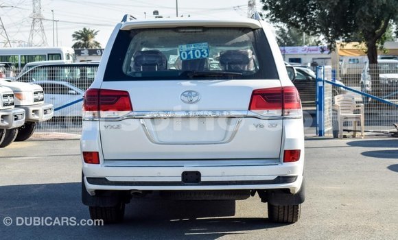 Sayi Imported Toyota Land Cruiser White Mota in Import - Dubai a Maseru Sayi Imported Toyota Land Cruiser White Mota in Import - Dubai a Maseru